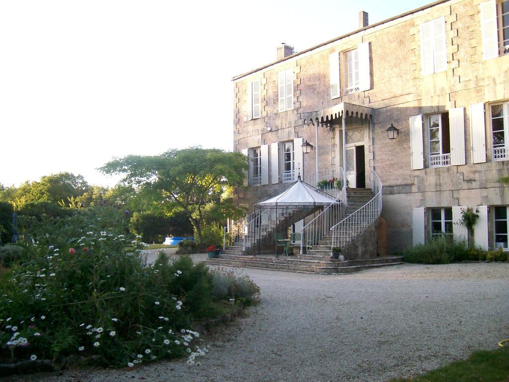 مبيت وإفطار Blanzay-sur-Boutonne Manoir Angle المظهر الخارجي الصورة